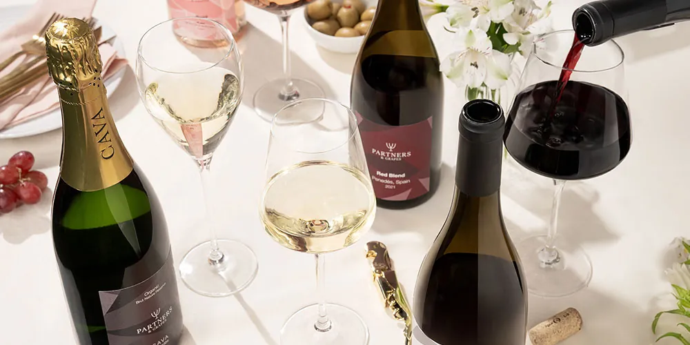 Partners & Grapes offers 100% vegan wines crafted with organic grapes from Catalonia’s Penedès region. By using plant-based fining methods, we ensure our wines align with ethical and sustainable values, providing a cleaner, allergen-free option for conscious wine lovers.